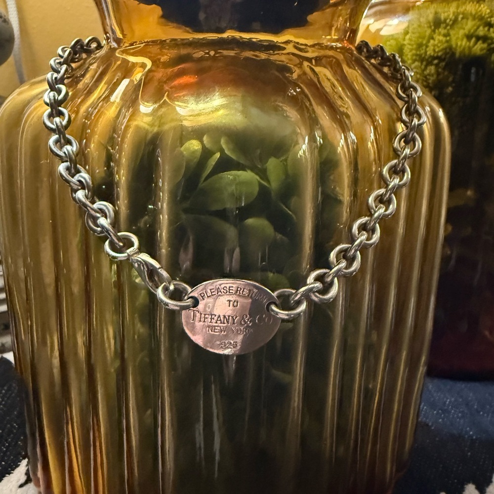 Return to Tiffany. 16 inch necklace. Tiffany & Co
Authenticated. 
Make an offer